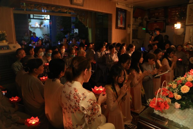 Quý Phật tử tụng kinh, đọc bài cảm niệm Vu lan