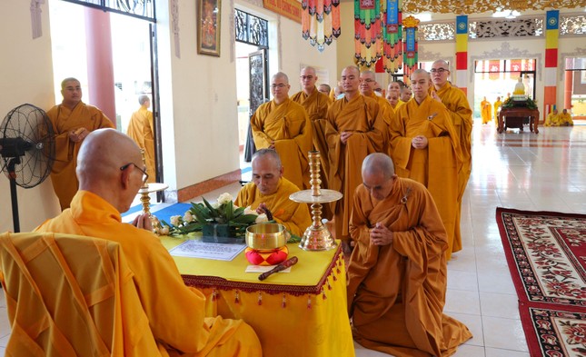 Chư tôn đức cử hành nghi thức tác pháp an cư