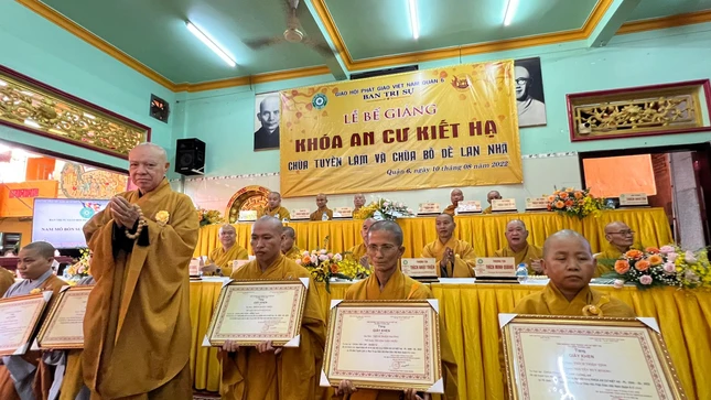 Hòa thượng Thích Nhựt Hỷ trao Giấy khen đến chư tôn đức hành giả