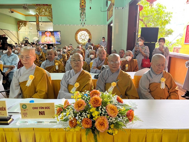 Chư Ni xem trình chiếu video báo cáo tổng kết khóa An cư kiết hạ