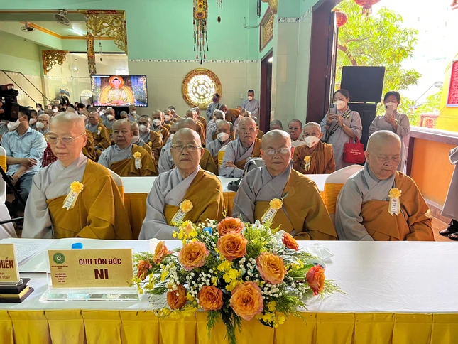 Chư Ni xem trình chiếu video báo cáo tổng kết khóa An cư kiết hạ