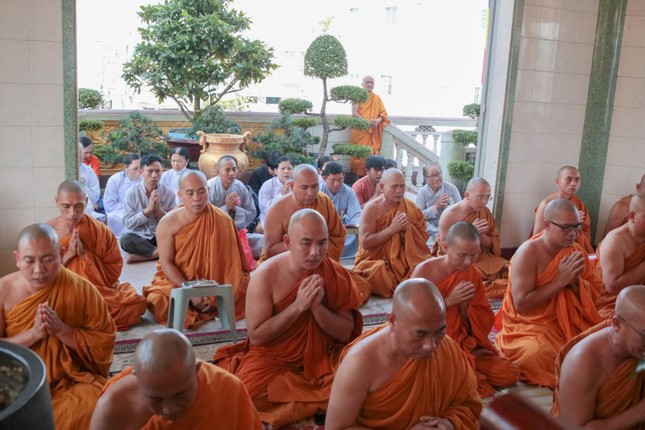 Quý chư tôn đức trì tụng kinh Vu lan – Báo hiếu