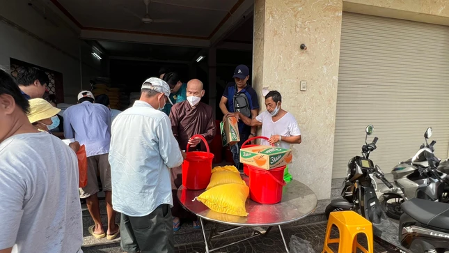 Thượng tọa Thích Thiện Nghĩa trao quà đến người dân