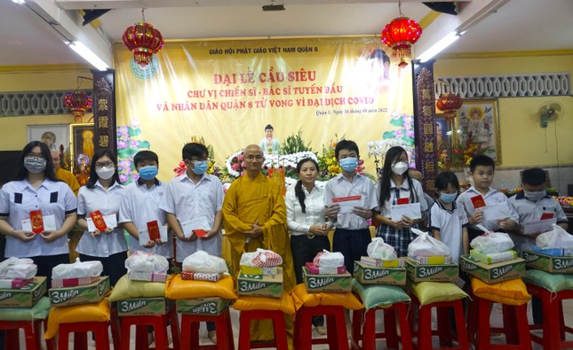 70 suất học bổng được trao đến các em học sinh nhân dịp này