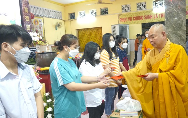 Thượng tọa Thích Huệ Công trao học bổng cho học sinh mồ côi cha mẹ do dịch Covid-19