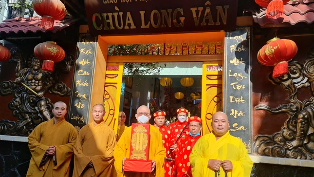 Rước linh vị về chùa Long Hoa an vị tại lễ đài Ban Trị sự - Ảnh: Nguyên Phương Rước linh vị về chùa Long Hoa an vị tại lễ đài Ban Trị sự - Ảnh: Nguyên Phương