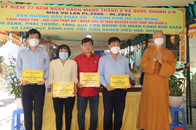 Hòa thượng Thích Chơn Không, trụ trì chùa Thiên Tôn trao tặng, hỗ trợ hoạt động từ thiện cho các cơ quan