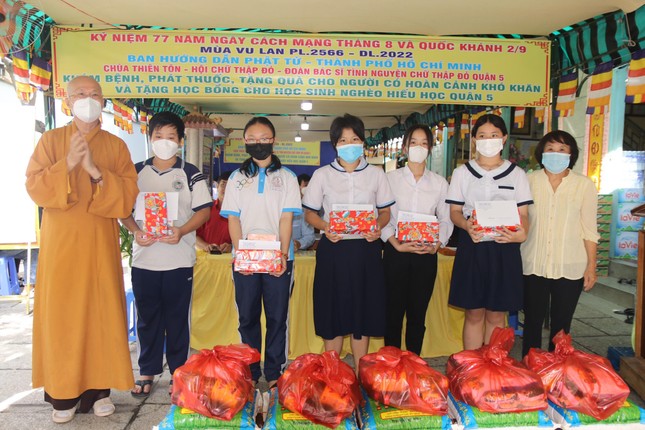 Hòa thượng Thích Chơn Không trao tặng học bổng cho các em học sinh
