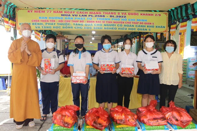 Hòa thượng Thích Chơn Không trao tặng học bổng cho các em học sinh
