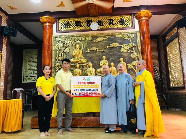 Chùa Đại Bi trao tặng 300 phần quà cho người dân