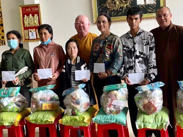 Thượng tọa Thích Duy Trấn trao quà cho các em đồng bào, tiếp sức em đến trường