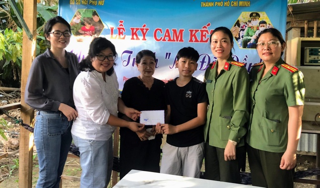 Phóng viên báo Giác Ngộ được sự ủy nhiệm của Thượng tọa Thích Duy Trấn trao tặng học bổng đến học sinh đồng bào vượt khó, nhân chuyến công tác tại Ninh Thuận