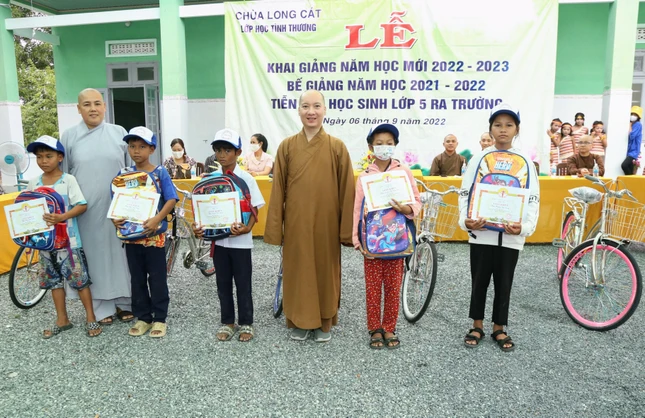 Các em học sinh được tặng quà tiếp sức đến lớp, đến trường