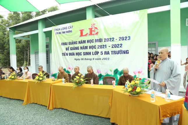 Ni sư Đức Thịnh, trụ trì Chùa Long Cát phát biểu khai giảng năm học mới cho lớp học tình thương tại chùa