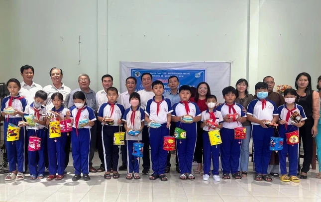 Tặng quà đầu năm học và mừng Tết Trung thu cho các em học sinh