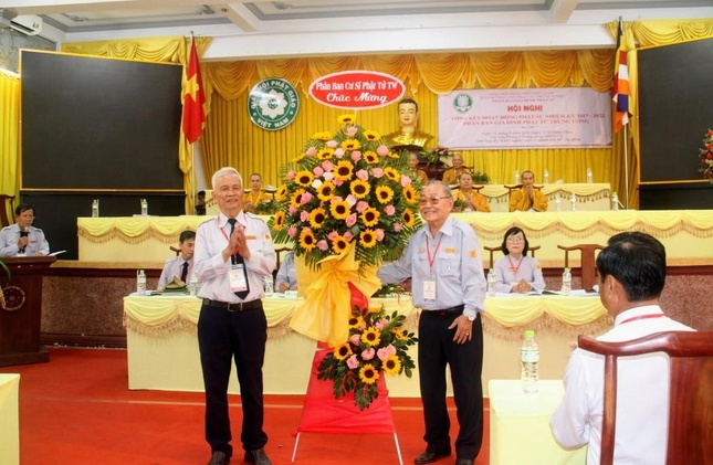 Phân ban Cư sĩ Phật tử Trung ương tặng hoa chúc mừng