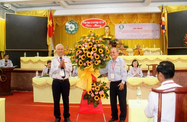 Phân ban Cư sĩ Phật tử Trung ương tặng hoa chúc mừng