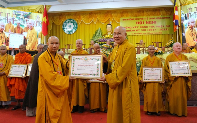 Hòa thượng Thích Nguyên Quang được Giáo hội trao Bằng tuyên dương công đức