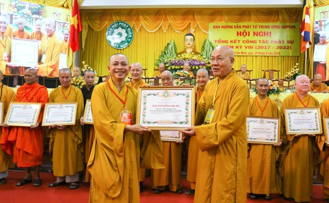 Nhiều tu sĩ trẻ, thành viên của Ban Hướng dẫn Phật tử Trung ương được GHPGVN trao tặng bằng tuyên dương công đức