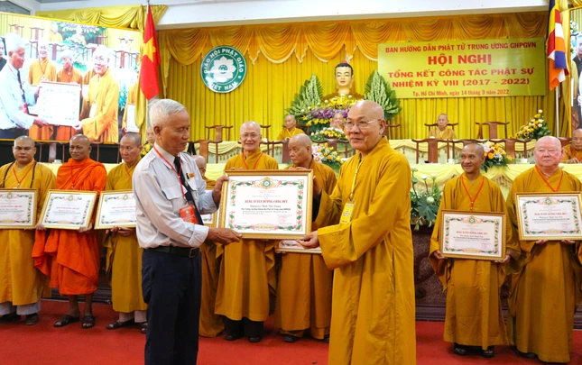 Chung lòng phụng sự