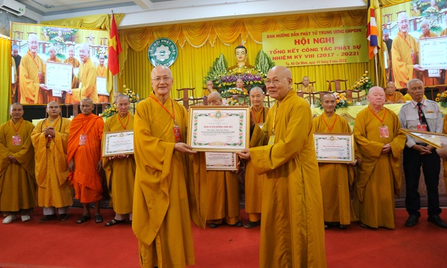 Hòa thượng Thích Chơn Không đón nhận Bằng tuyên dương công đức