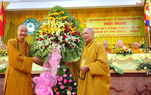 Hòa thượng Thích Thanh Hùng, Trưởng ban Hướng dẫn Phật tử Trung ương, Trưởng ban Tổ chức đón nhận lẵng hoa chúc mừng từ Hòa thượng Thích Thiện Pháp