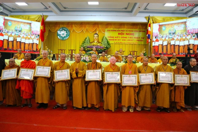 Ban Thường trực Hội đồng Trị sự GHPGVN tặng Bằng tuyên dương công đức cho tập thể hoàn thành xuất sắc công tác Phật sự nhiệm kỳ VIII (2017-2022)