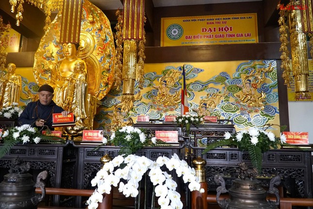 Thượng tọa Thích Tâm Mãn sắp xếp vị trí chư tôn đức Chứng minh Đại hội