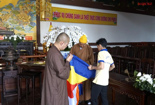 Cờ ngũ sắc chào mừng Đại hội