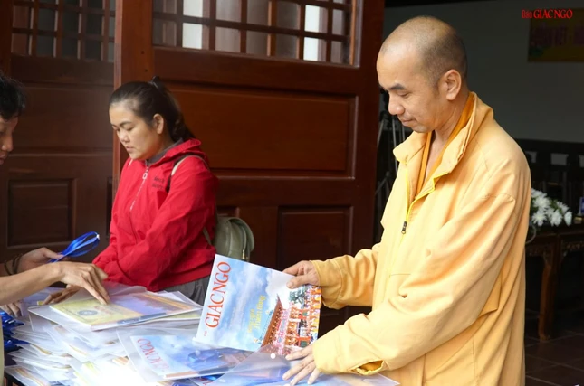 Báo Giác Ngộ được cho vào tập hồ sơ phát cho đại biểu