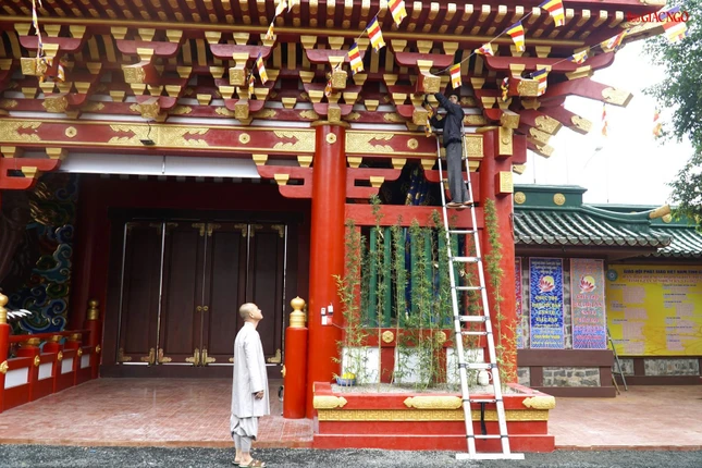 Chỉnh trang lại cờ Phật giáo, sau đêm mưa phùn ở phố núi