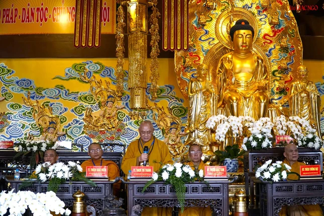 Chư tôn đức đóng góp ý kiến cho đại hội chính thức diễn ra thành tựu