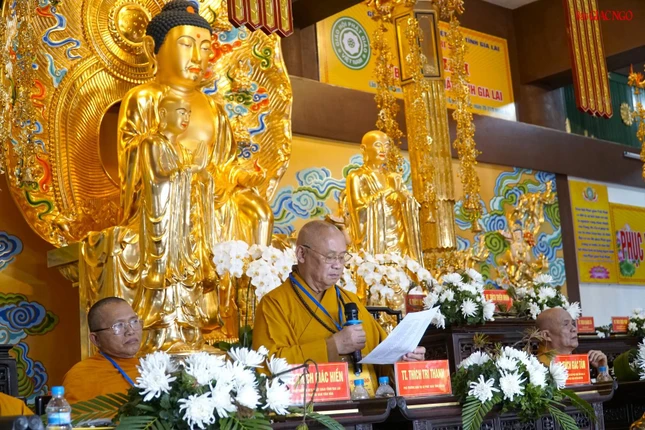 Chư tôn đức thành viên Ban Tổ chức đại hội báo cáo