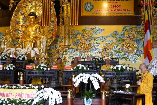 Đại đức Thích Quảng Phước, Phó ban Trị sự Phật giáo tỉnh, Trưởng ban Trị sự Phật giáo huyện Chư Sê phát biểu tham luận “Phật giáo Chư Sê với công tác phụng sự xã hội”