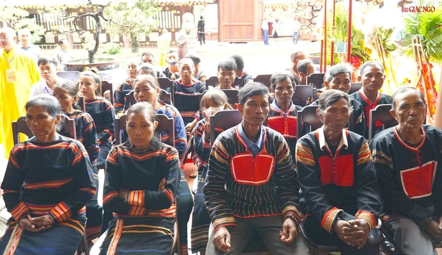 Đồng bào dân tộc tham dự đại hội