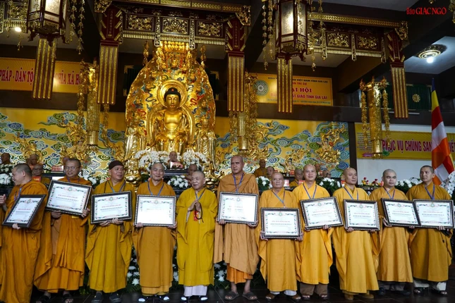 Hòa thượng Thích Thiện Pháp thay mặt Trung ương Giáo hội hội trao Bằng Tuyên dương đức đến tập thể, cá nhân hoàn thành xuất sắc công tác Phật sự nhiệm kỳ 2017-2022