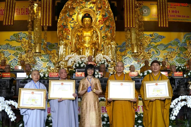 Trao Bằng khen đến các cá nhân tiêu biểu