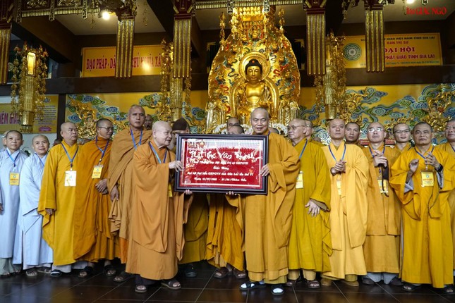 Hòa thượng Thích Thiện Nhơn tặng quà tân Ban Trị sự