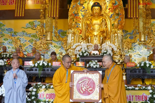 Ban Trị sự tặng quà lưu niệm với chư tôn đức không tham gia nhiệm kỳ mới