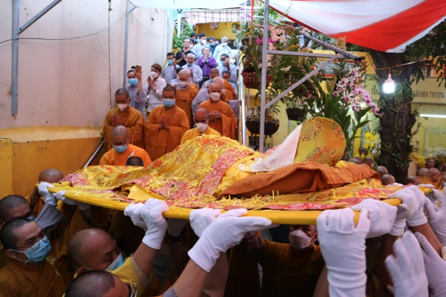 Cung thỉnh nhục thân Hòa thượng từ thiền thất đến Giác linh đường