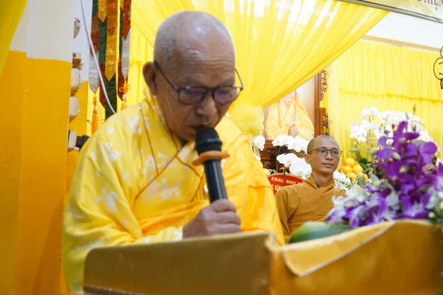 Đại diện tông phong cung tuyên tiểu sử Hòa thượng