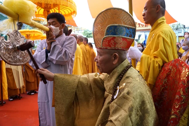 Hòa thượng chấp lệnh