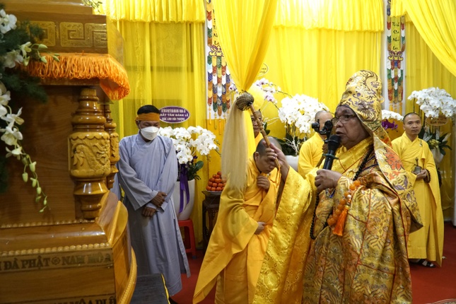 Hòa thượng Thích Phước Trí phất trần