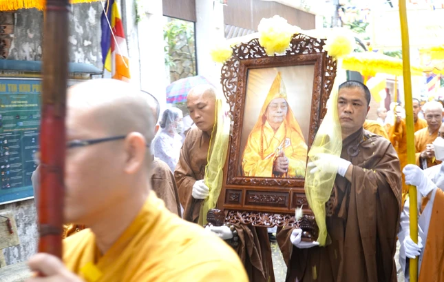 Di ảnh Hòa thượng