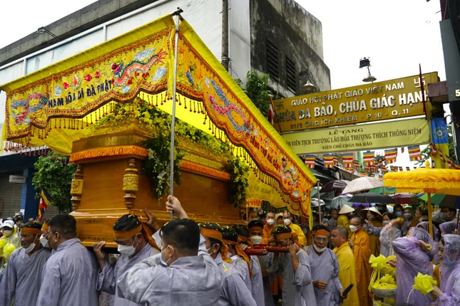 Kim quan Hòa thượng rời chùa Đa Bảo