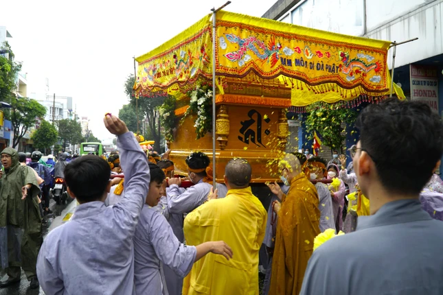 Cung thỉnh kim quan đến nơi trà-tỳ trong tiếng đồng thanh niệm Phật của Tăng Ni, Phật tử