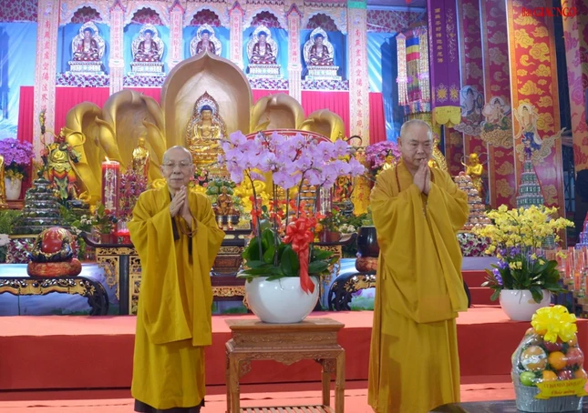 Hòa thượng Thích Thiện Đức thay mặt Ban Trị sự GHPGVN TP.HCM tặng hoa chúc mừng