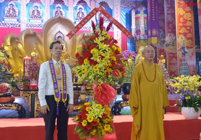 Đại diện Hội quán tặng hoa chúc mừng đến Ban Đại diện Phật giáo người Hoa nhiệm kỳ mới