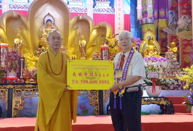 Ông Trần Vũ, Hội trưởng Hội quán Nghĩa An cúng dường 500 triệu đến Ban Đại diện Phật giáo người Hoa trong lễ ra mắt tân Ban Đại diện