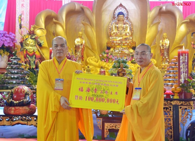 Ban Đại diện đón nhận tịnh tài hỷ cúng